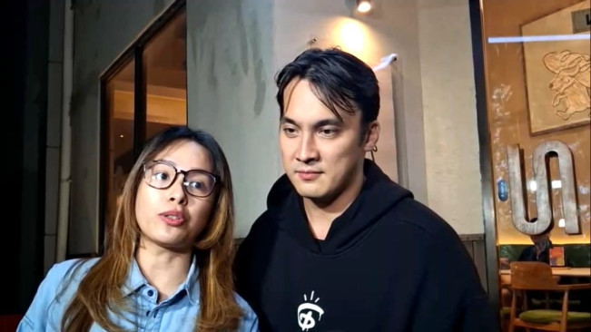 Lady Nayodan dan Rendy Kjaernett saat memberikan klarifikasi soal isu perselingkuhan Rendy dengan Bella Lapulisa, kepada media di kawasan Sedayu, Jakarta Timur, Rabu (24/7/2025). (Raka / FTNews.co.id) 